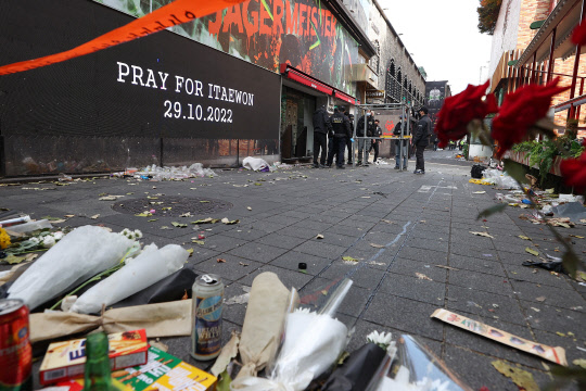 7일 오후 서울 용산구 이태원 참사 사고 현장에서 경찰과 국립과학수사연구원 관계자 등이 2차 현장감식을 하고 있다. [연합뉴스]